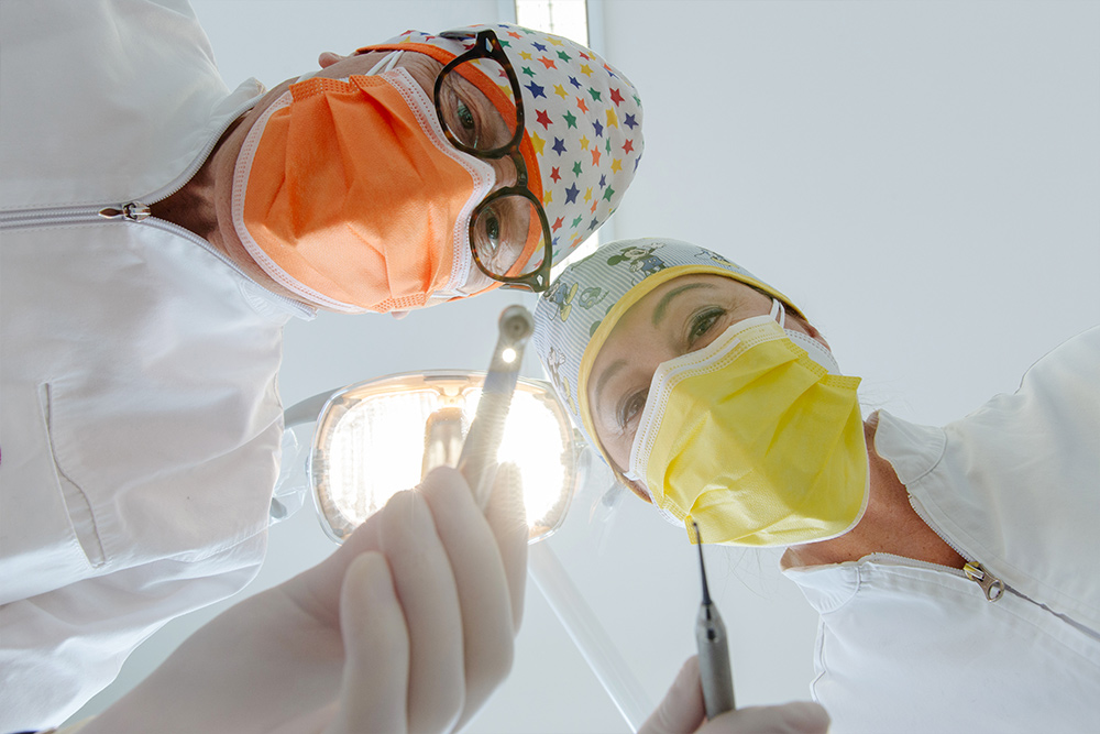 Trattamento di cura di una carie presso lo Studio Medico Dentistico Santa Apollonia