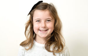 Prima visita dentistica bambina che sorride