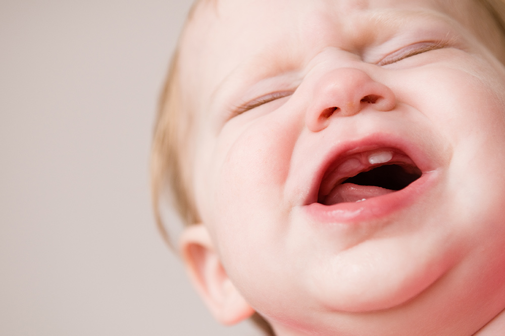 Bambino che piange per i primi dentini durante una visita presso lo Studio Medico Dentistico Santa Apollonia