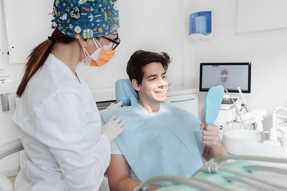 Paziente e medico prima di una seduta di igiene dentale presso lo Studio Medico Dentistico Santa Apollonia a lavoro