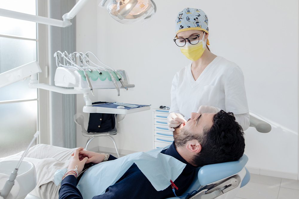 Seduta di sbiancamento dentale presso lo Studio Medico Dentistico Santa Apollonia